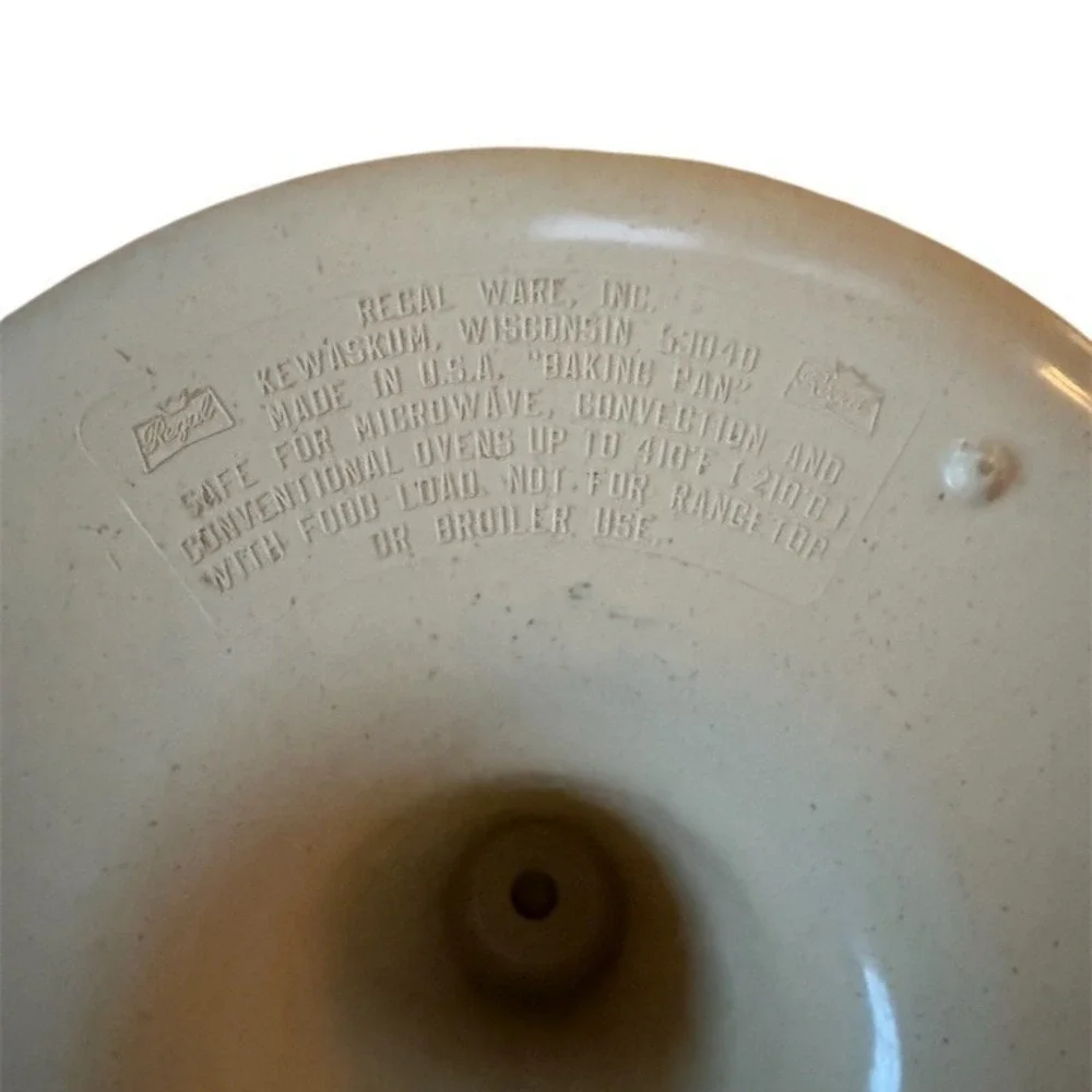Regal Ware Bundt Tube Cake Pan Black Nonstick 11.5 in Round‎ Center Tube